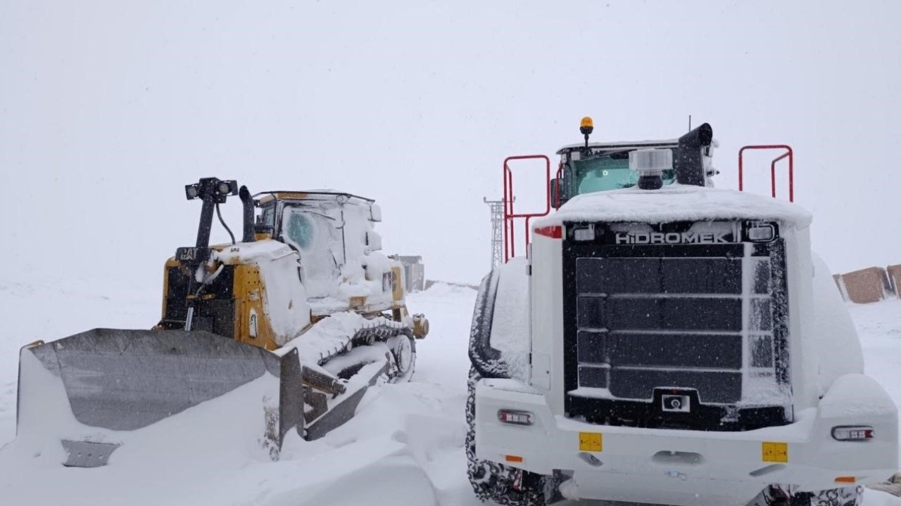 Şırnak’ta kar yolları kapattı, beyaz esaret başladı