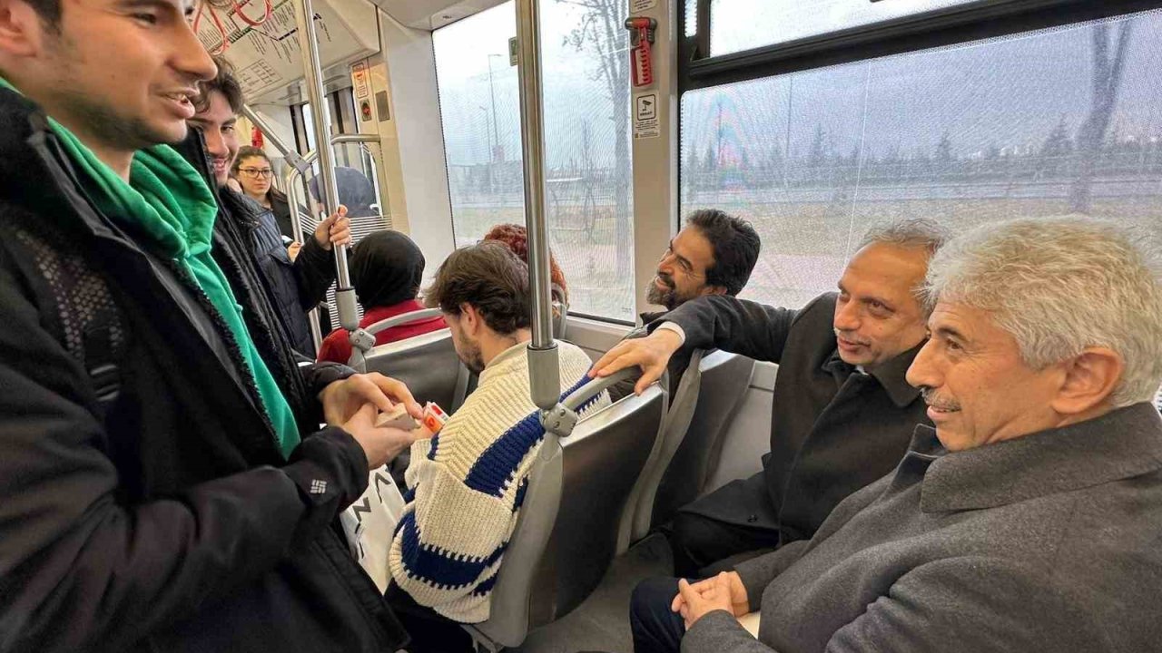 Başkan Yalçın meclis toplantısına tramvayla gitti