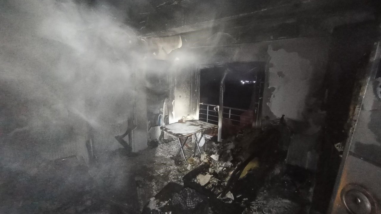 Elektrik kontağından çıkan yangında alevlere teslim olan ev kullanılmaz hale geldi