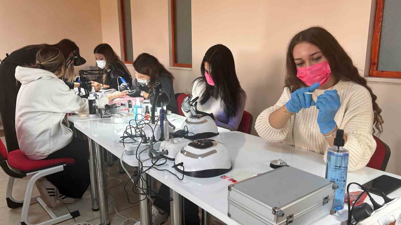 Eskişehir’de Türkiye’nin kamuya ait ilk protez tırnak atölyesi açıldı