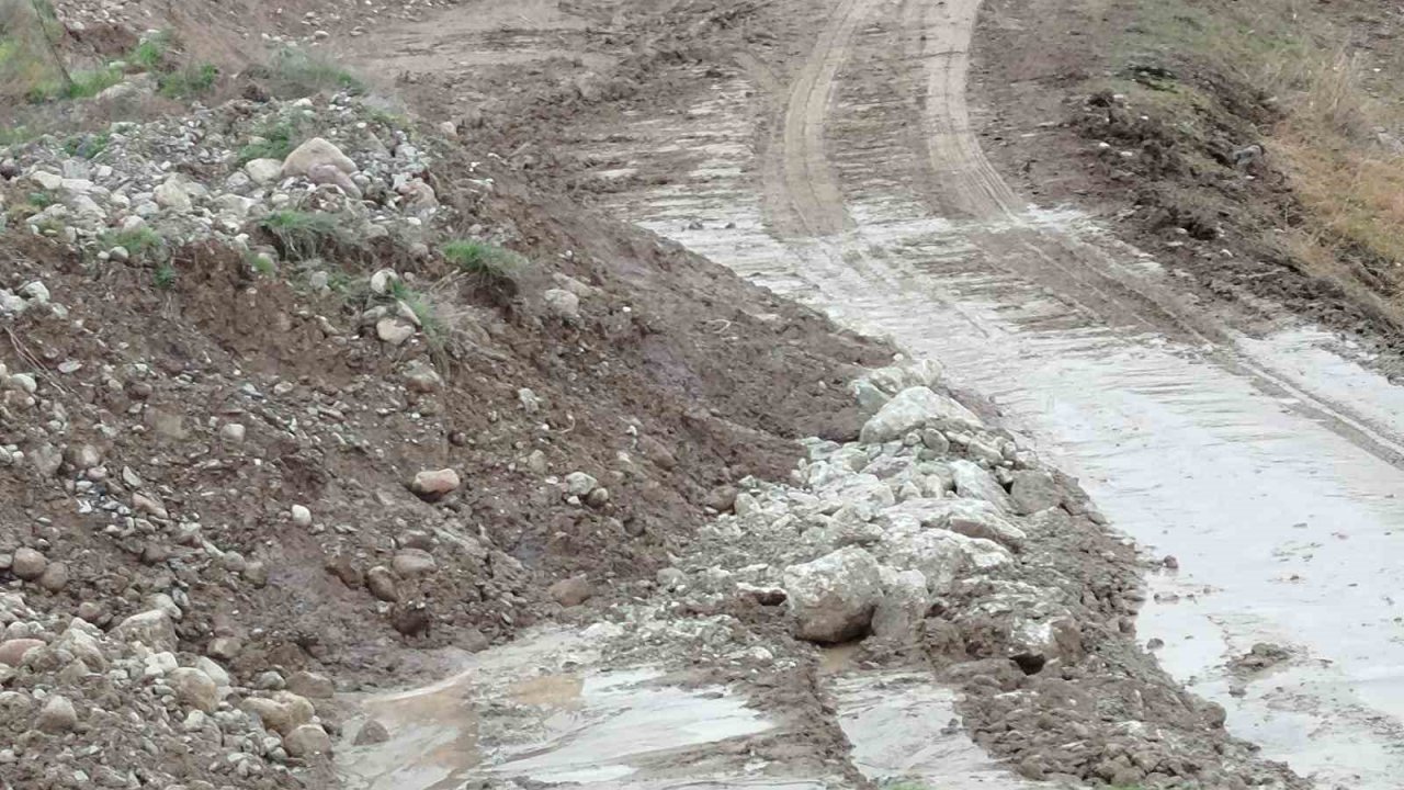 Beypazarı-Adaören yolu heyelan nedeniyle trafiğe kapatıldı