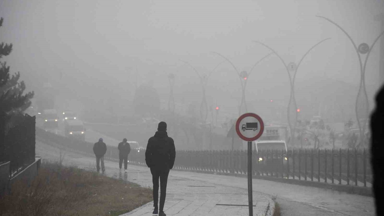 Yozgat’ta sis etkili oldu, görüş mesafesi düştü