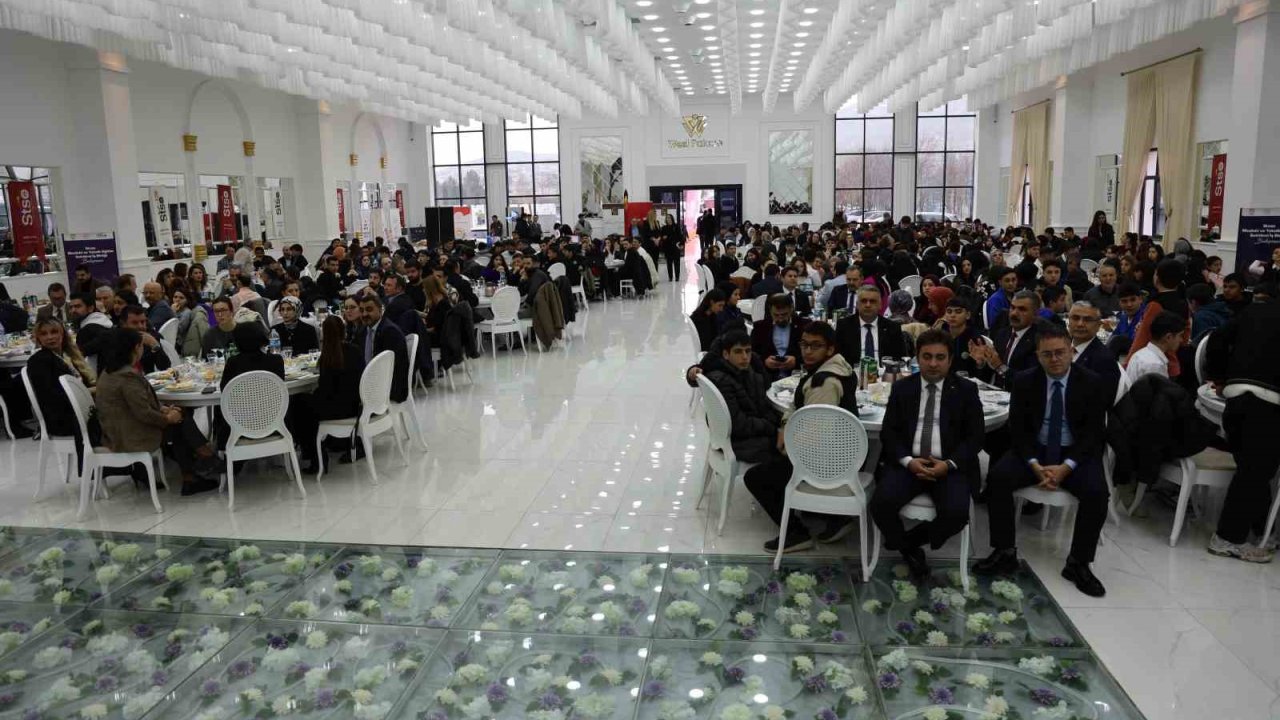 Sivas’ta öğrenciler, meslek sektörleri temsilcileri ile buluştu