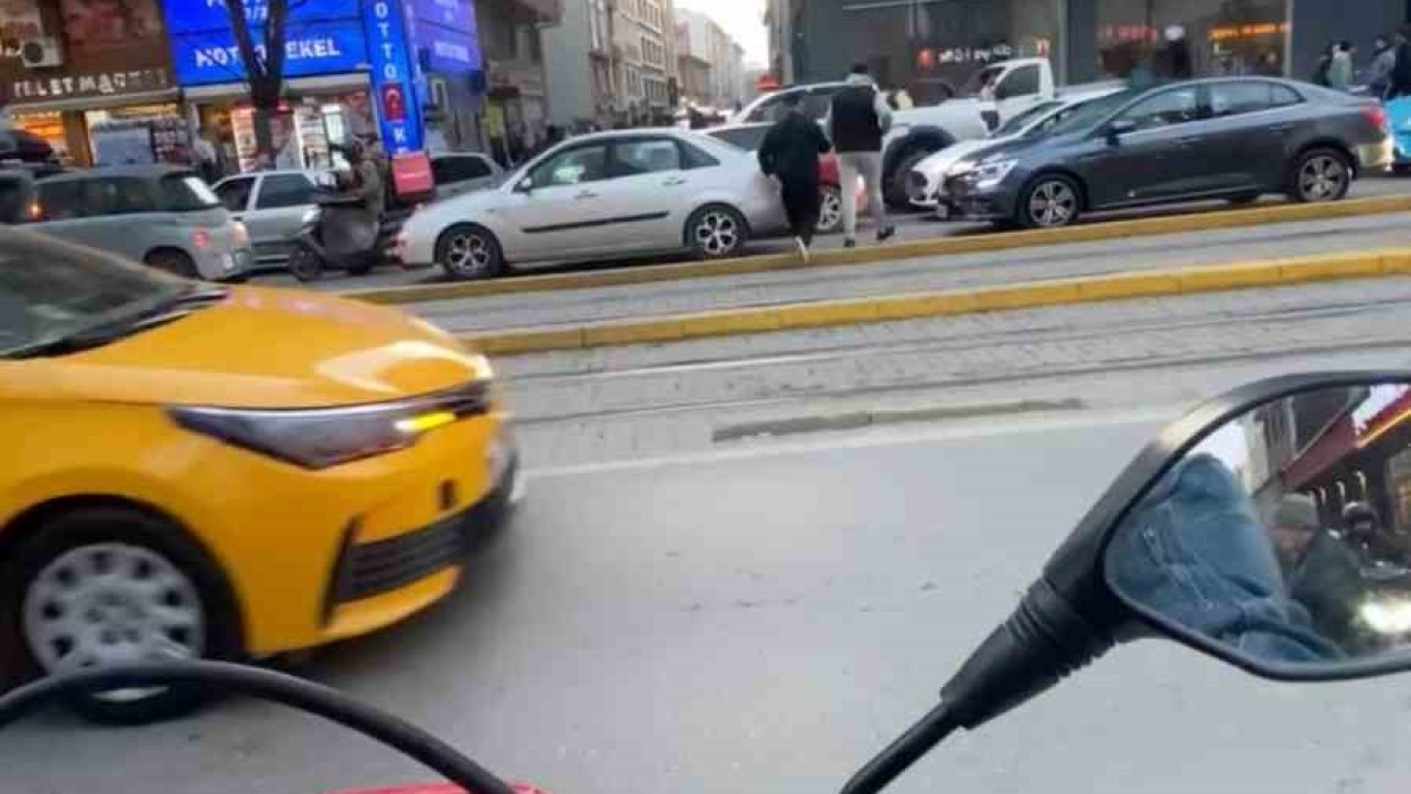 Eskişehir trafiğine takılmamak için tramvay yolunu kullandı
