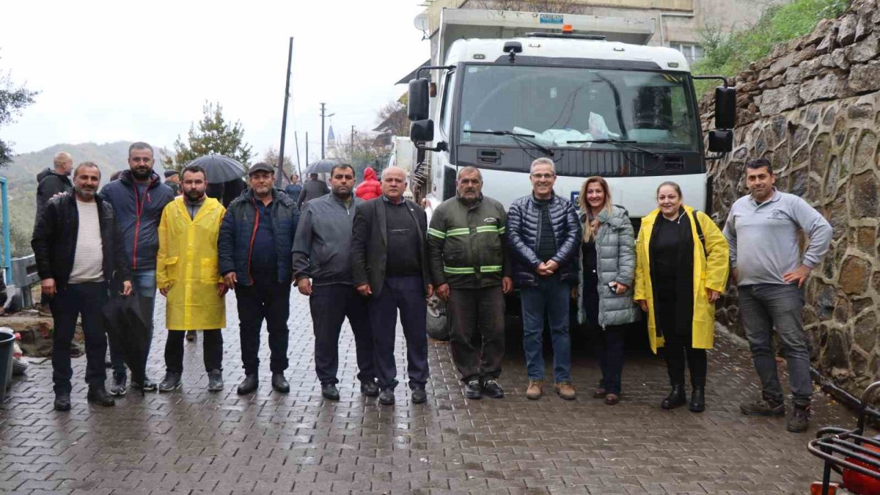 Nazilli Belediyesi Işıklar Mahallesi’nde 5 bin ağaç fidanı dağıttı