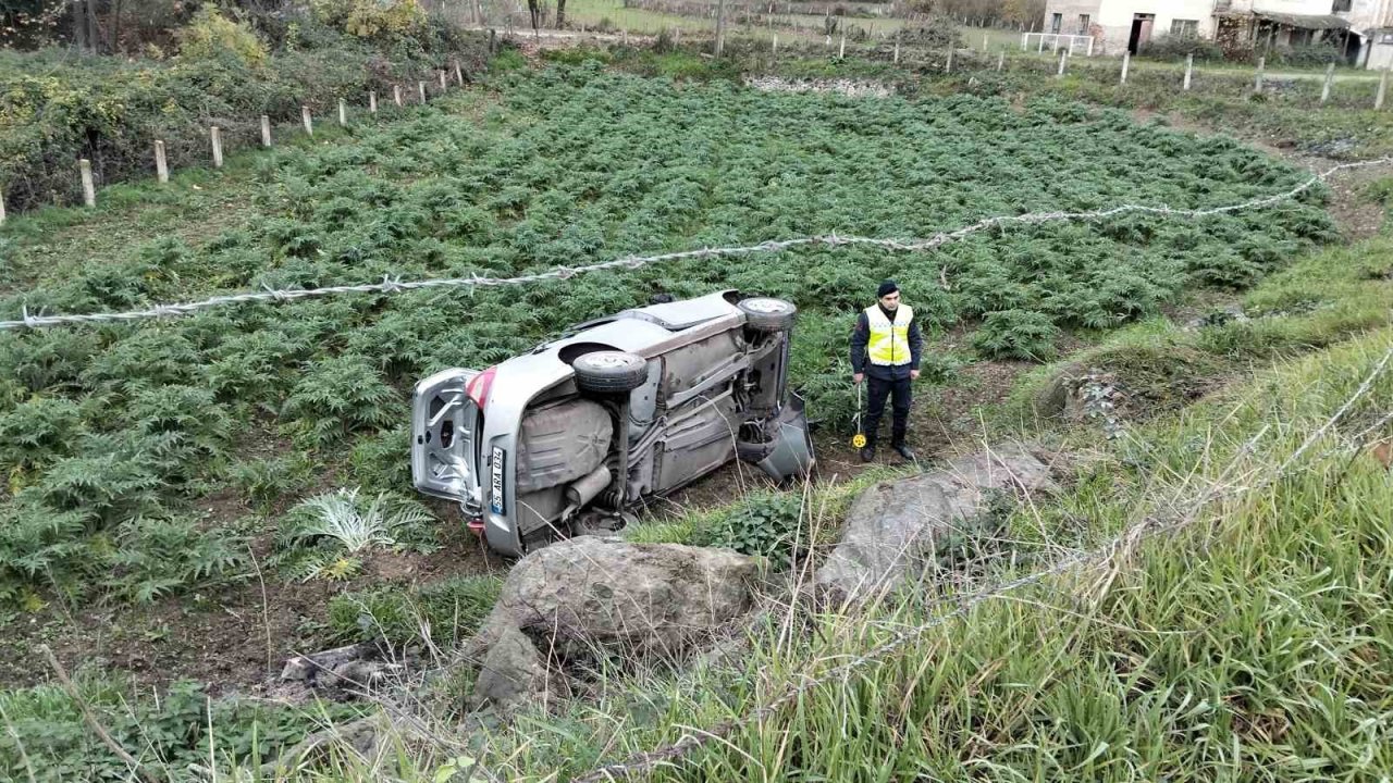 Bafra’da otomobil tarlaya uçtu
