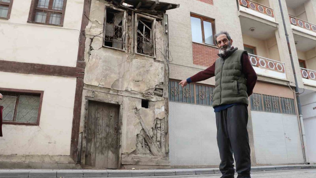 İki bina arasında sıkışan 2 metre enindeki metruk ev dikkat çekiyor