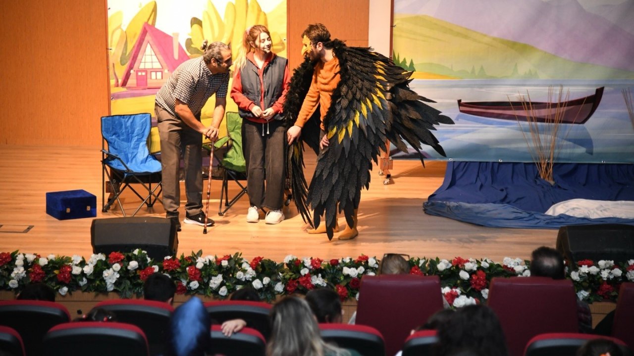 Osmaniye’de minikler "Ronnie-Göldeki Fısıltı" oyunuyla tiyatro şöleni yaşadı