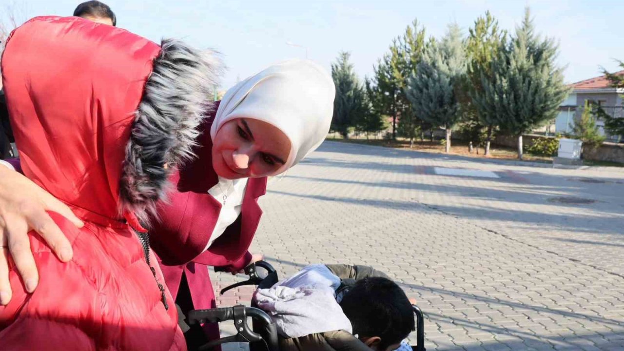 Bakan Göktaş, Ankara’da kardeşleriyle birlikte devlet korumasına alınan Adnan’ı ziyaret etti