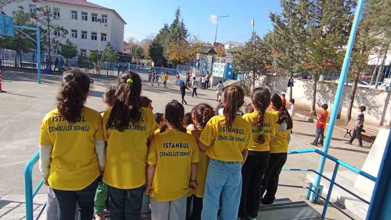 İstanbul’daki Çermiklilerden öğrencilere forma desteği