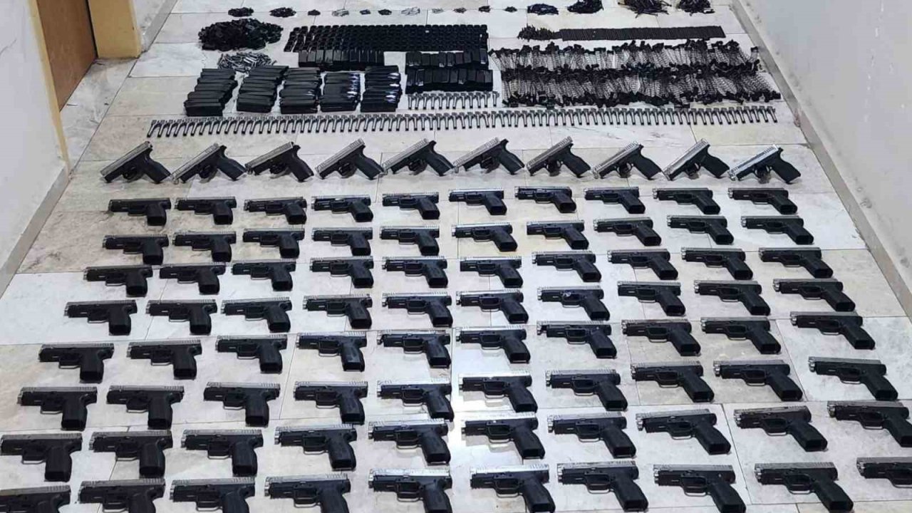 Bagajdan silah deposu gibi 90 adet ruhsatsız tabancı çıktı