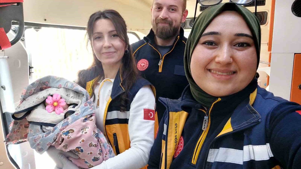 Bozdoğanlı ailenin bebeği ambulansta dünyaya geldi