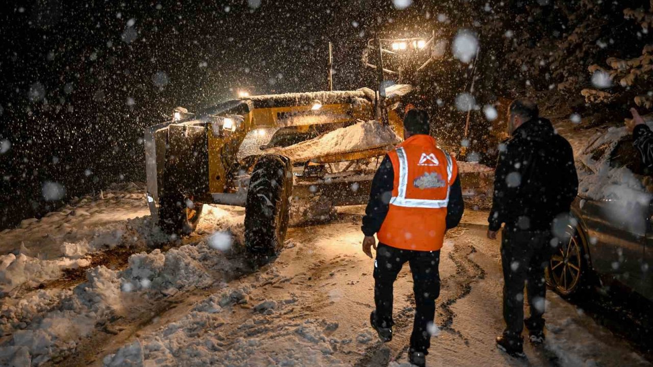 Mersin Büyükşehir Belediyesi, kar yağışına karşı 13 ilçede 7/24 teyakkuzda