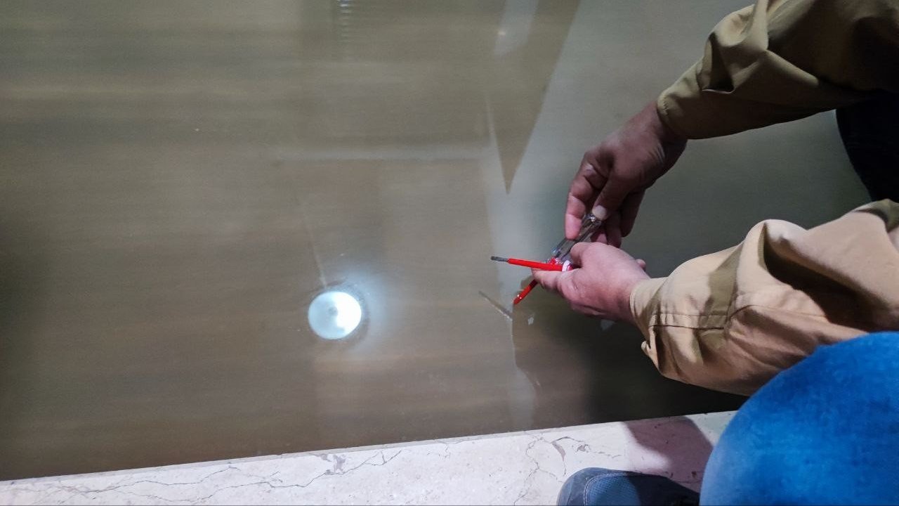 Sürekli su basan bodrum kata ’kontrol kalemiyle suyu test ederek’ giriyorlar