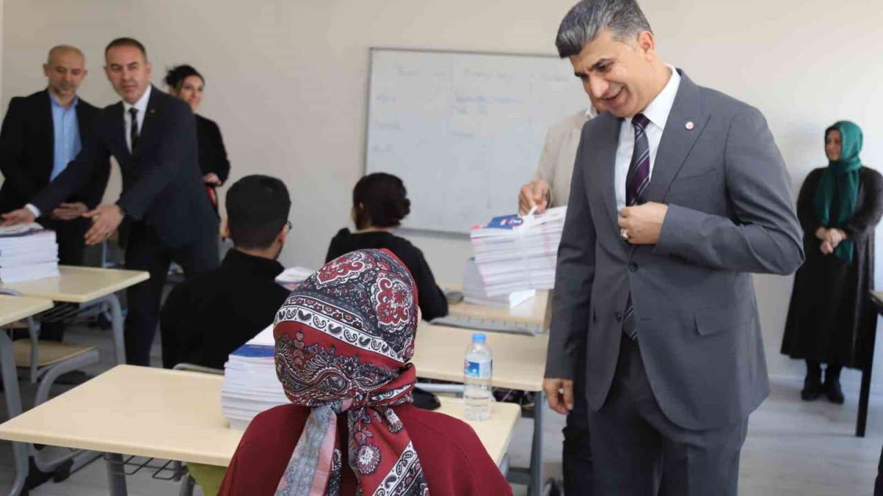Akdeniz Belediyesinden gençlere kaynak kitap desteği