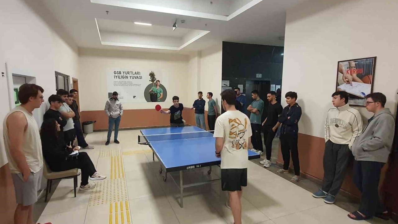 Yurtlarda kalan öğrenciler düzenlenen etkinlikler ile sosyalleşiyor