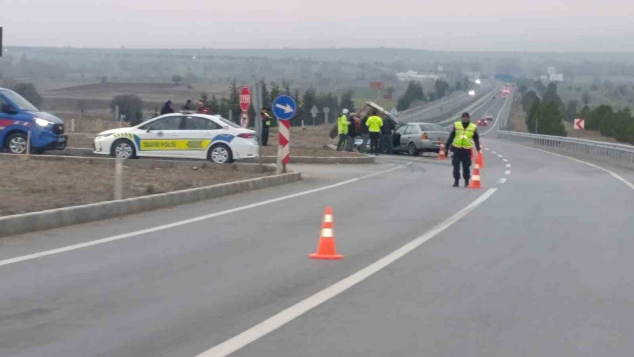 Kütahya’da otomobil ile traktör çarpıştı: 2 yaralı
