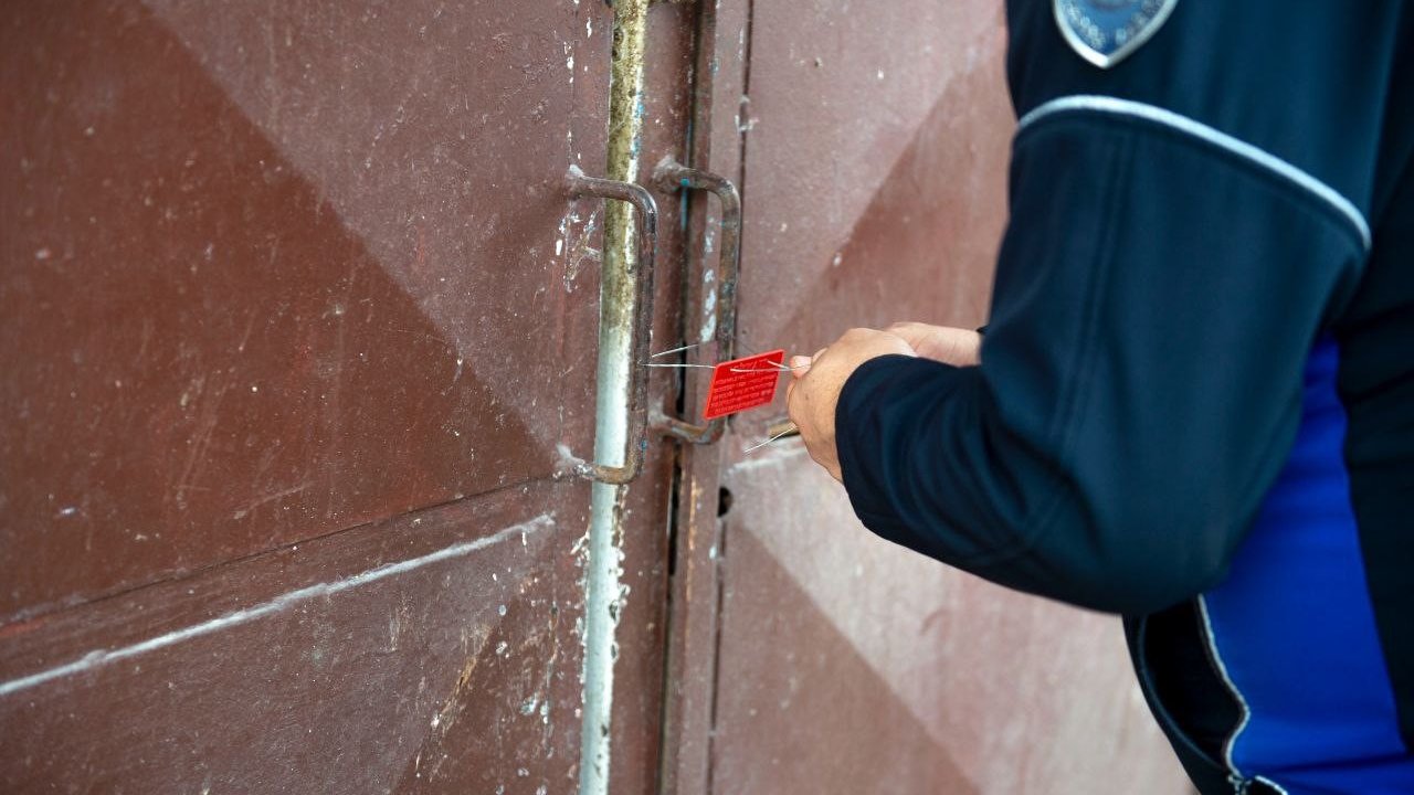 Adana’da depoda kokmuş 25 kasa tavuk ele geçirildi