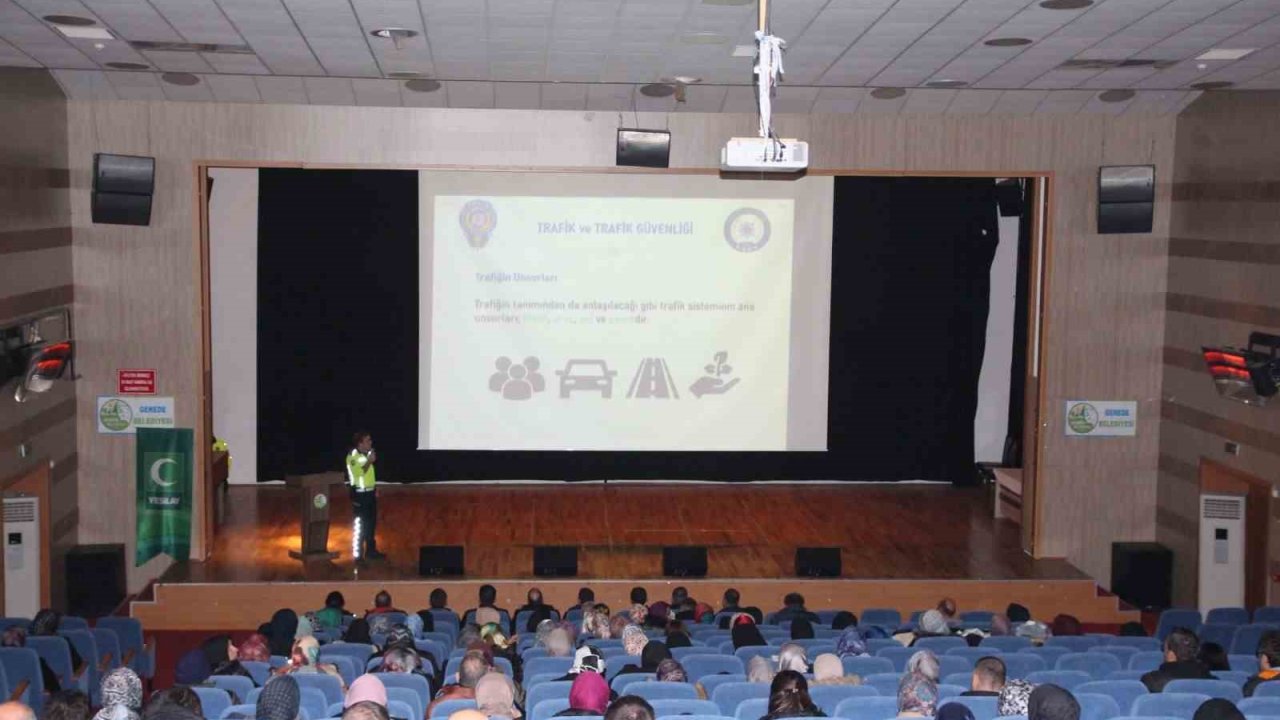 Gerede’de polis ekipleri vatandaşları ve öğrencileri bilgilendirdi