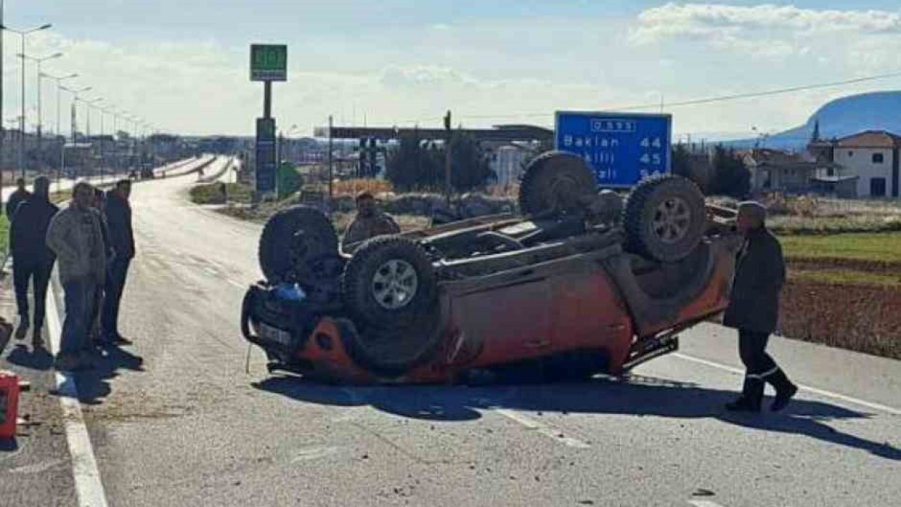 Aksı kırılan pikap takla attı