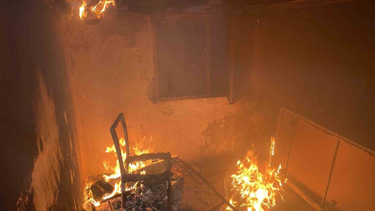 Bursa’da terk edilen evde çıkan yangın paniğe neden oldu