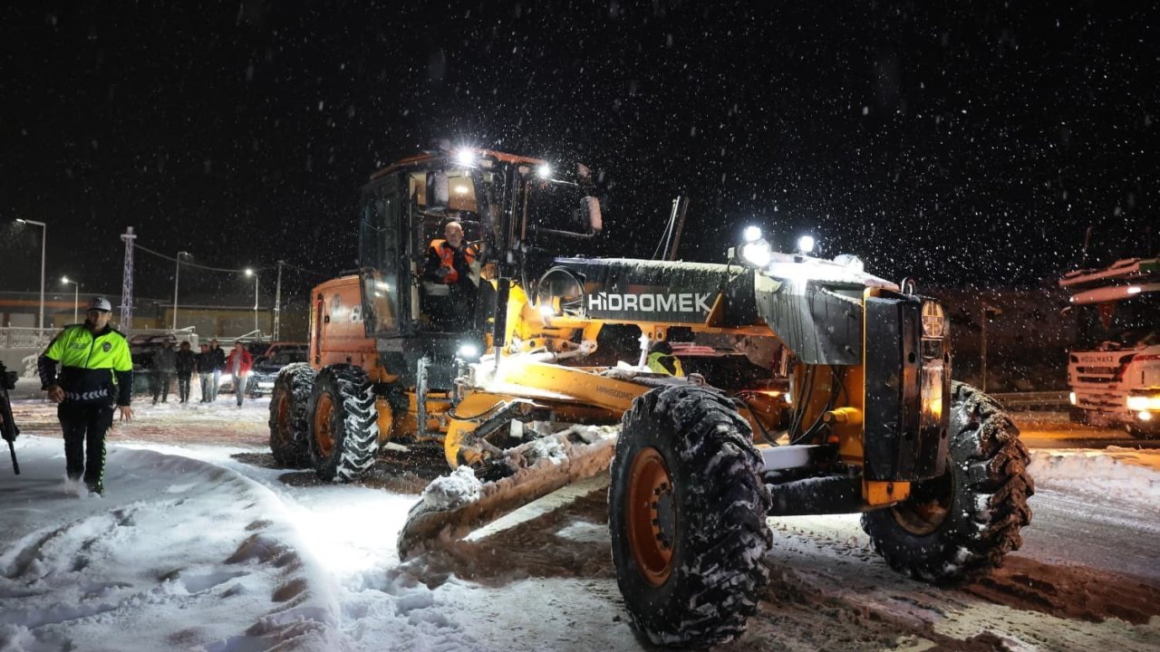 Erzincan Valisi karla mücadele çalışmalarını sahada takip etti