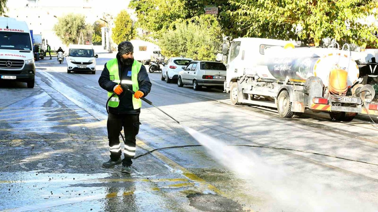 Kuşadası Belediyesi’nden detaylı temizlik çalışması