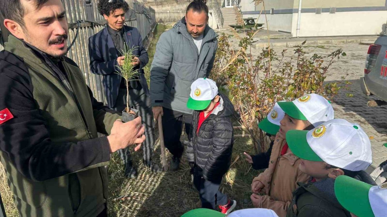 Gediz’de minik öğrenciler kızılçam fidanlarını toprakla buluşturdu