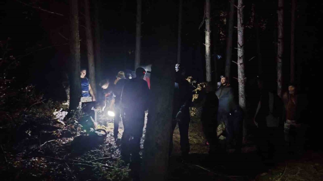 Uluslararası Dağ Günü’nde 25 kişilik grup ile 12 kilometrelik gece yürüyüşü