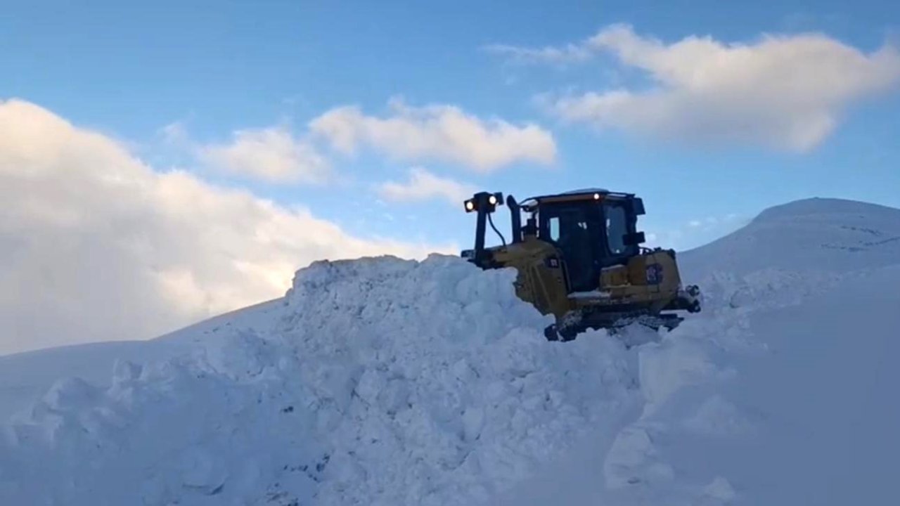 Şırnak’ta kar esareti devam ediyor, ekipler eksi 20 derecede çalışıyor