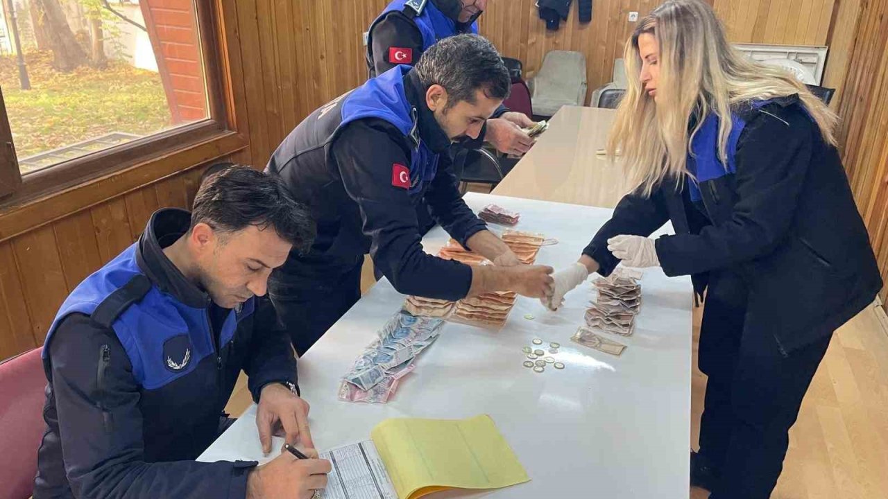 Dilencinin üzerinden 3 bin 731 TL para çıktı