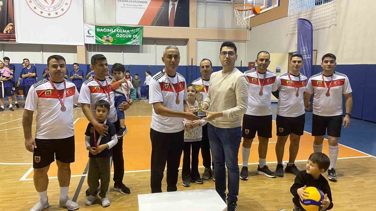 Yeşilhisar’da Harun Akkaş Kurumlar Arası Voleybol Turnuvası sona erdi
