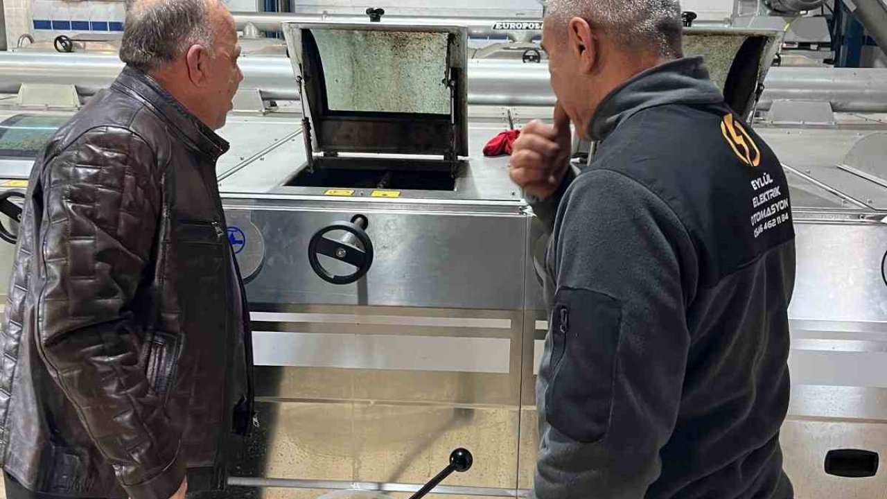 Başkan Özel, zeytin sezonunda üreticilerle yağ sıkım tesisinde buluştu