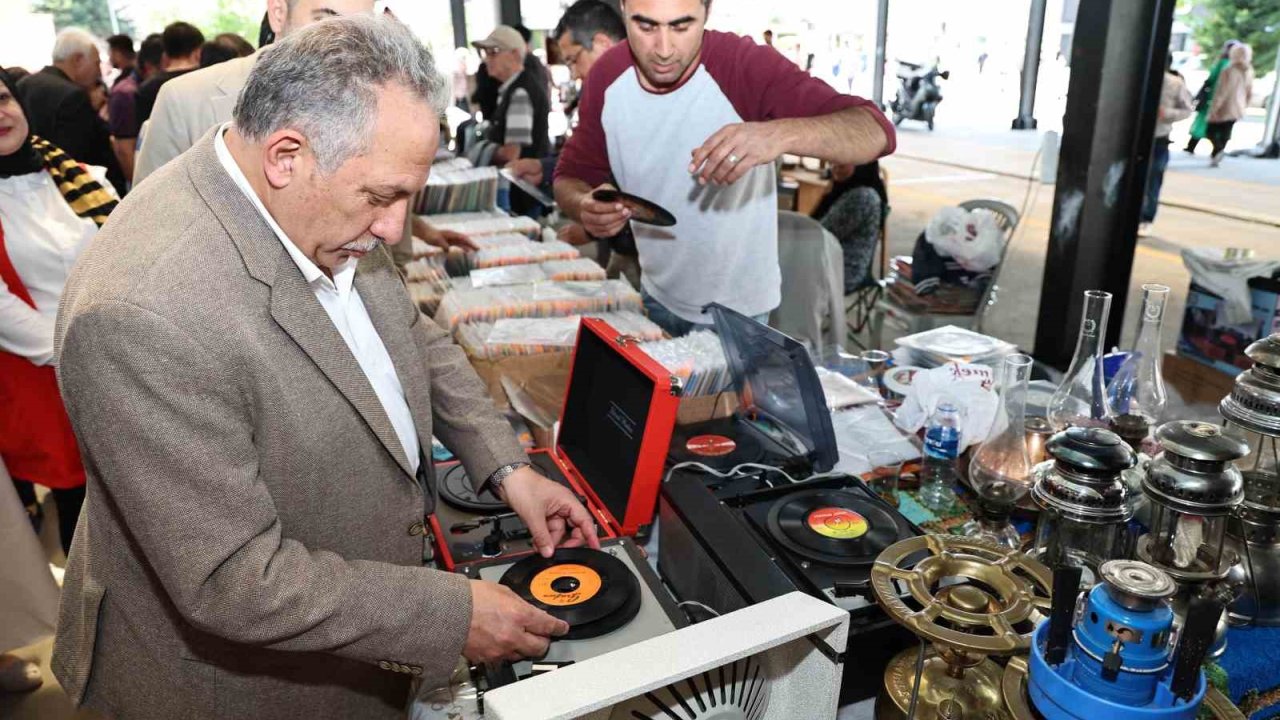 Antikacılar kendi yerinde kendi gününde