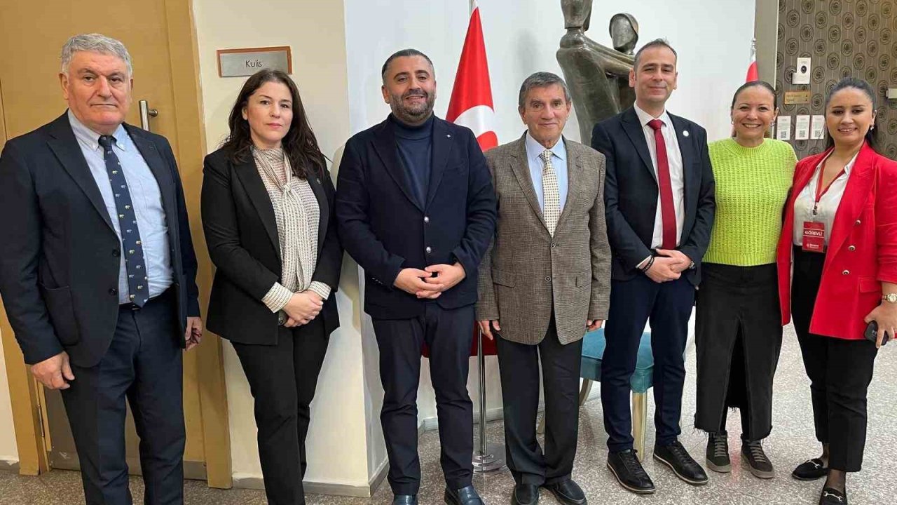 Prof. Dr. Üstün Dökmen İzmir’de ailelerle buluştu