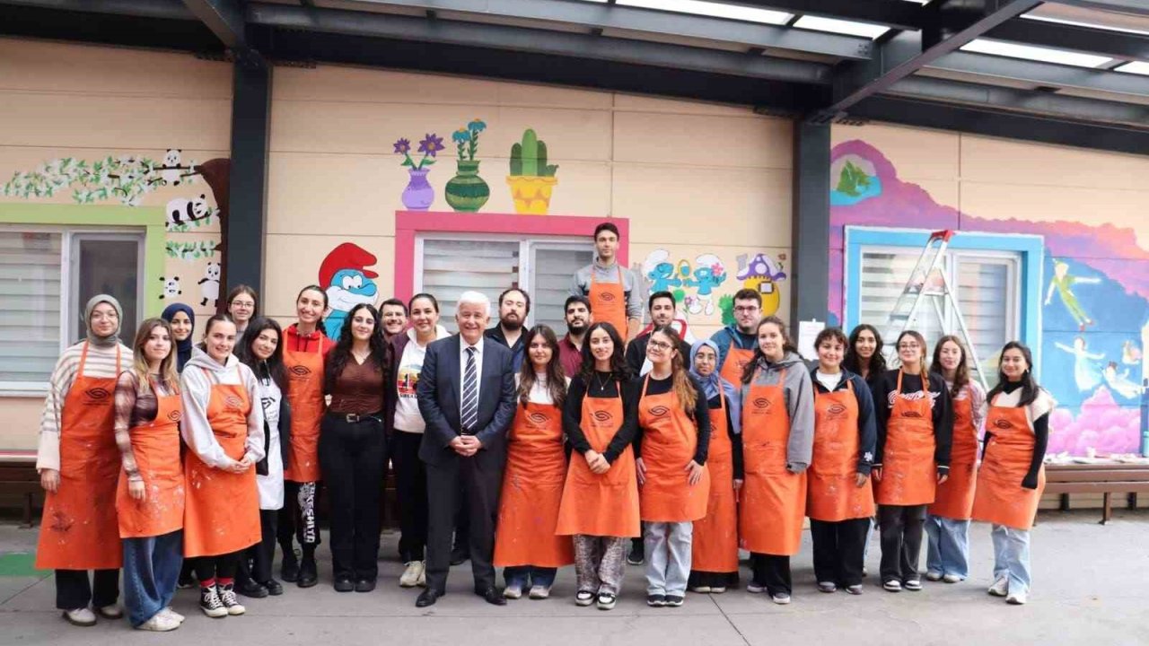 Masal kahramanlarıyla minik hastalara moral