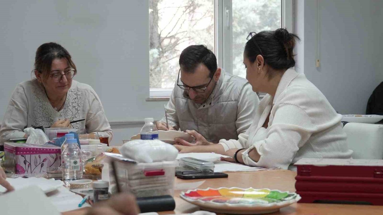 Düzce’de kadınlar hem öğreniyor hem eğleniyor