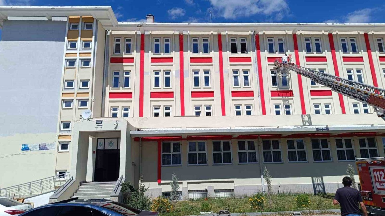 Çiftlik Anadolu İmam Hatip Lisesi’nde örnek davranış: Okul Müdür Yardımcısı binayı kendi boyadı