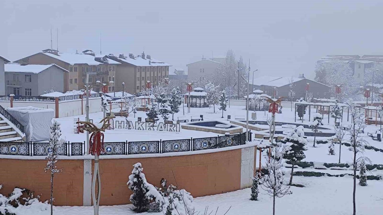 Hakkari’de kar yağışı kartpostallık manzaralar oluşturdu