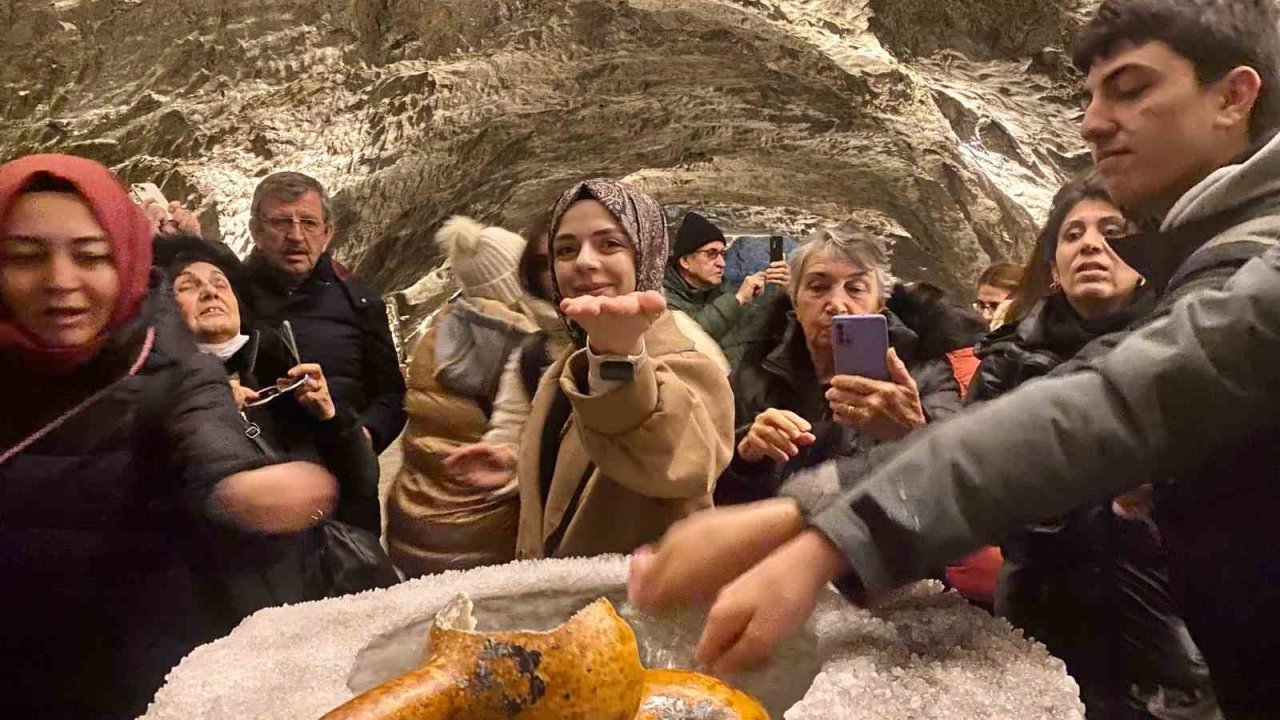 Yerin 150 metre altındaki bu mağarada şifa arıyorlar