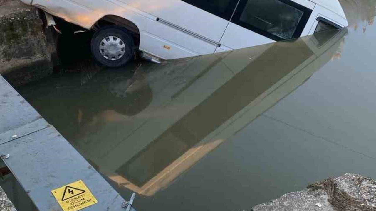 Antalya’da minibüs sulama kanalına uçtu