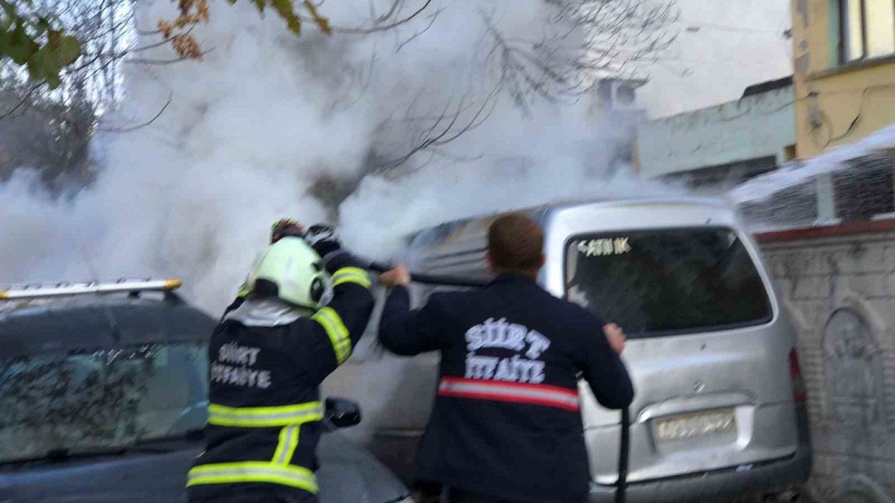 Siirt’te park halindeki kamyonet yandı