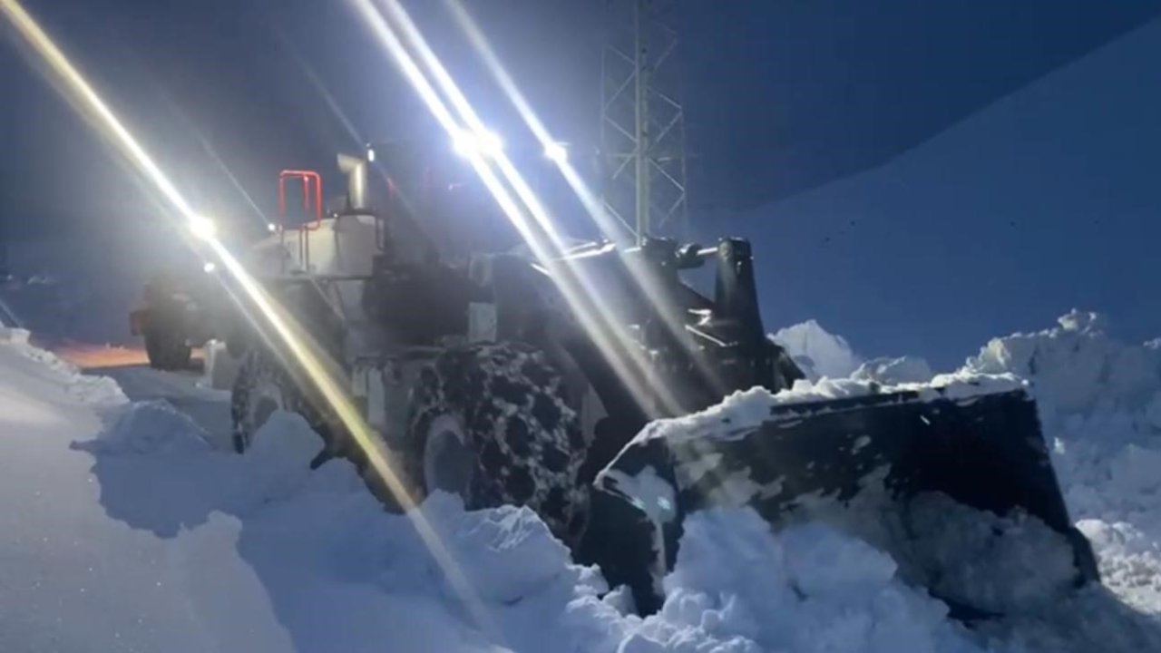 Şırnak’ta karla mücadele gece de devam ediyor