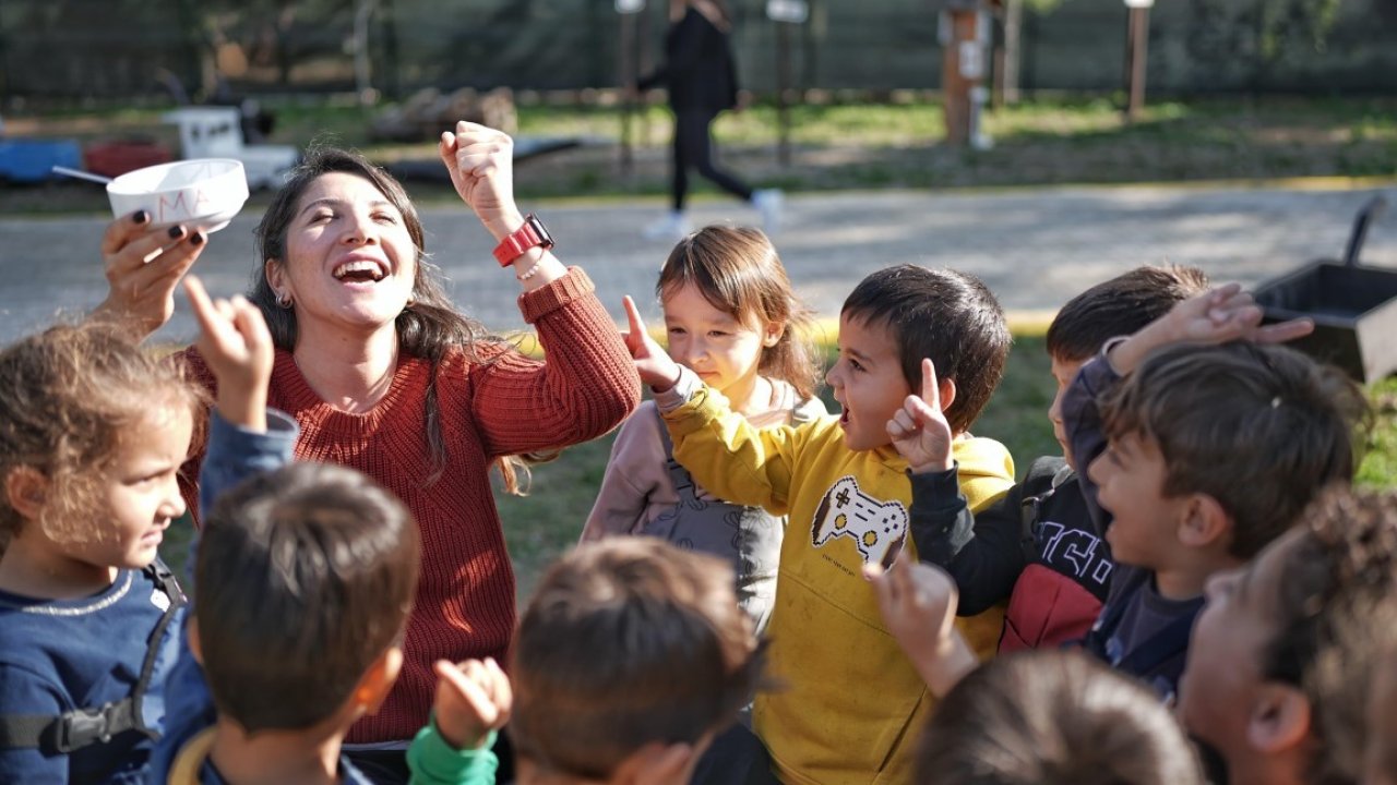 Minik eller tohumları toprakla buluşturdu