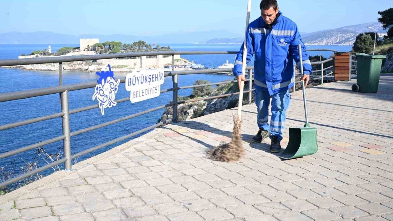 Büyükşehir’den Kuşadası’nda çevre temizliği