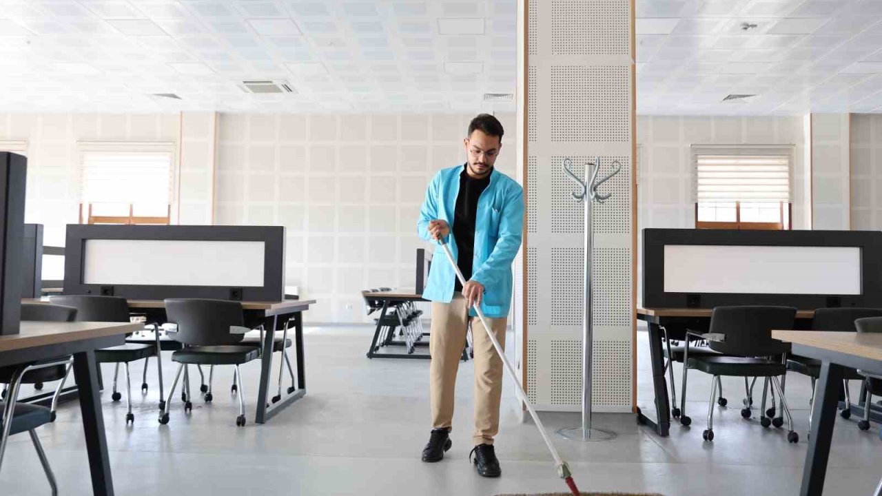 Kütüphanede memur, amfide tıp öğrencisi