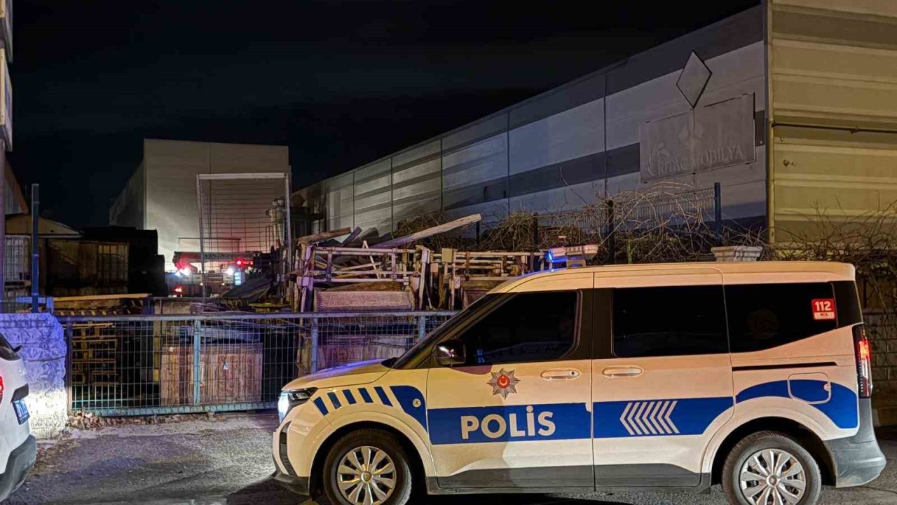 Atık maddeler alev aldı, fabrikaya sıçrayan yangın büyümeden söndürüldü