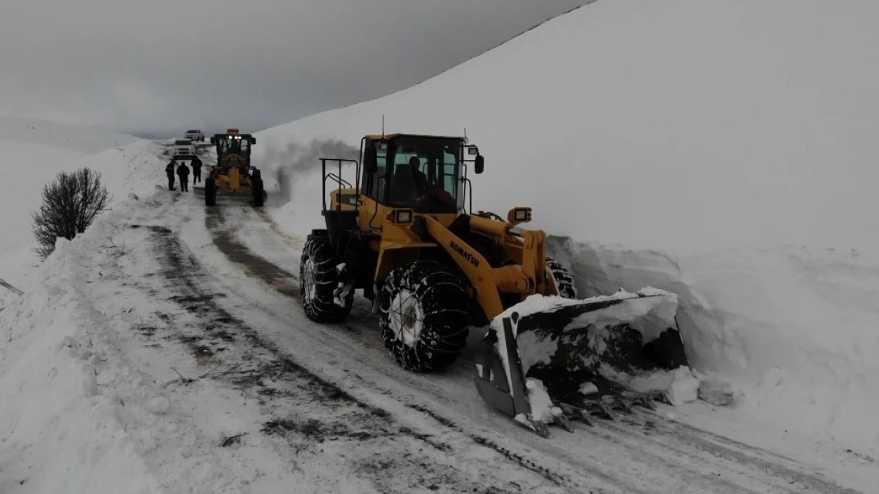 Erzincan’da kardan ulaşıma kapanan 12 köy yolu açıldı