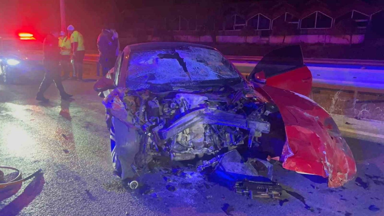 Çorum’da otomobil tıra çarptı: 1 ölü