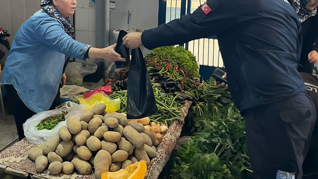 Zabıta ekiplerinden pazarcı esnafına çöp poşeti desteği